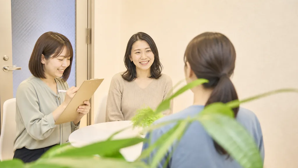 モネリスワークスで見学について相談する様子