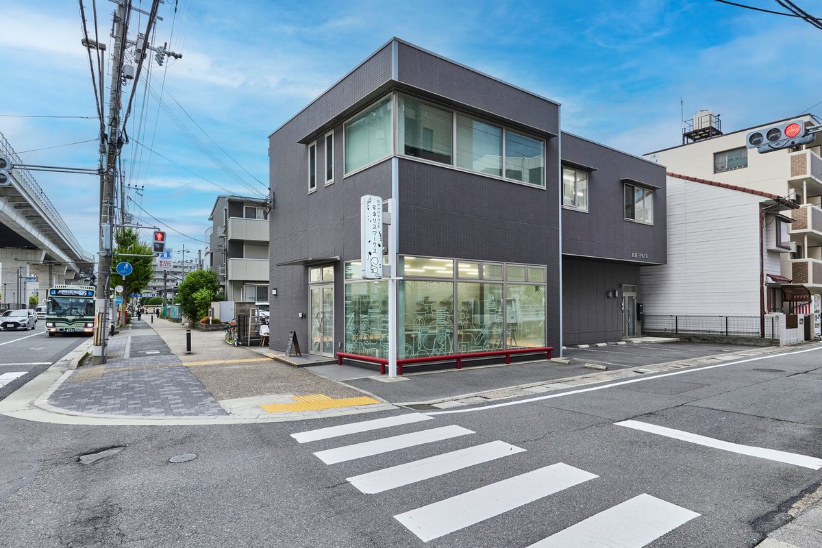 通り沿いに面した、ガラス張りの建物の外観