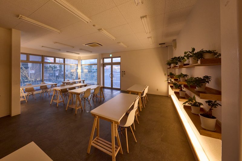夕方、暖かい照明がともる作業室