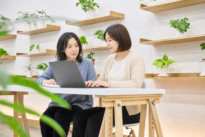 モネリスワークスで利用について相談する様子