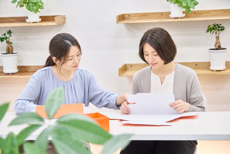 モネリスワークスで箱折りを体験する様子