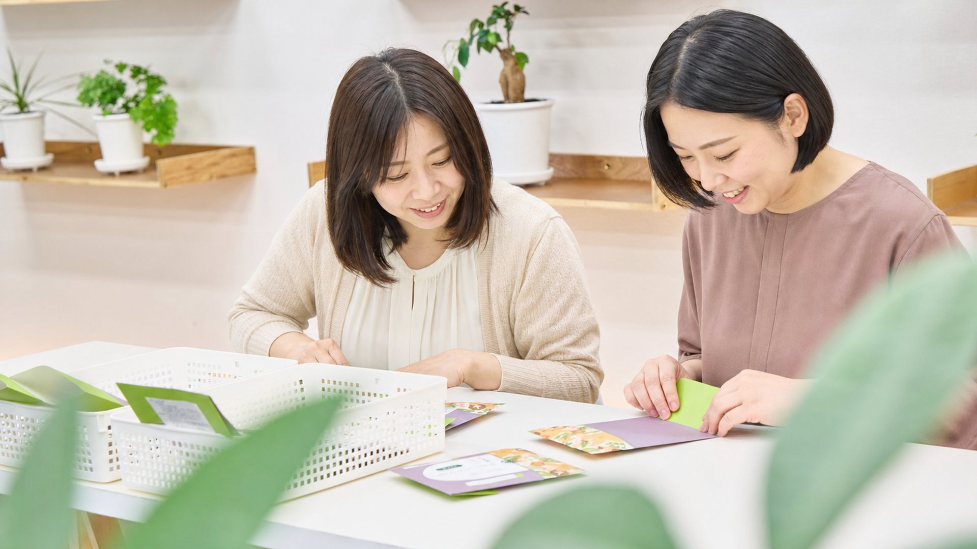 モネリスワークスの明るい作業室で紙製品の作業に取り組む様子