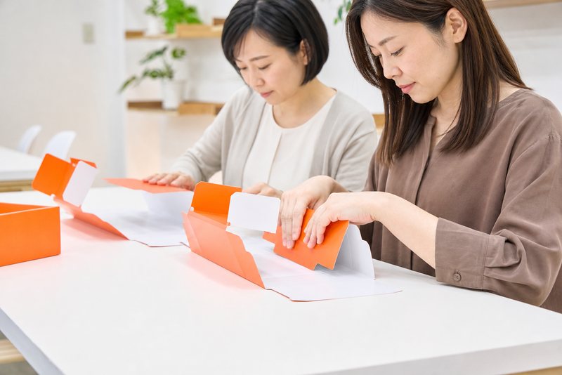 モネリスワークスで箱折り作業に取り組む様子