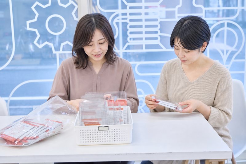 モネリスワークスで袋詰めと梱包作業に取り組む様子