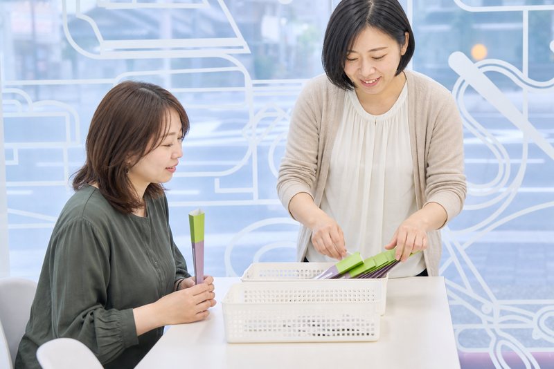 モネリスワークスでシール貼り作業に取り組む様子